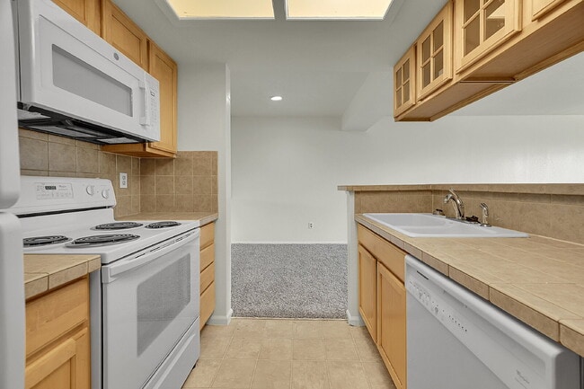 Building Photo - $1,495.95 with $300 off the first month's rent, 1 Bed, 1 Bath Condo in Englewood with Cozy Firepl...