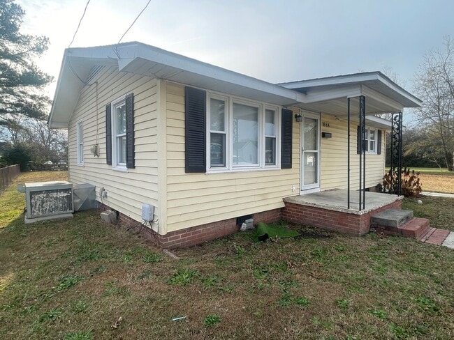 Building Photo - Ranch Located in the Heart of Dunn