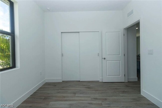 Building Photo - 1125 Deauville St E