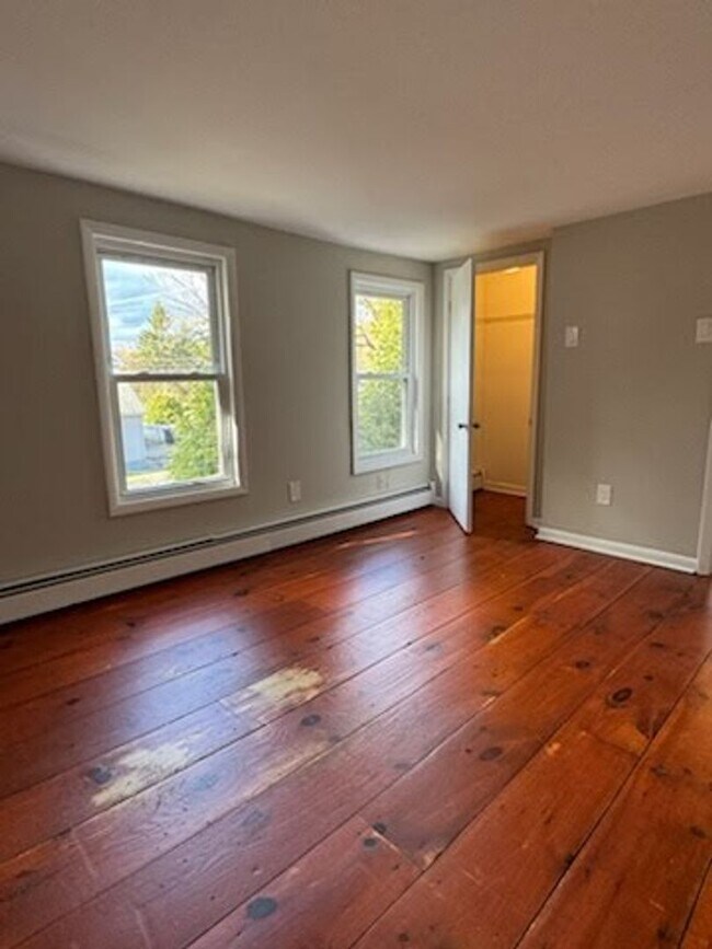 Building Photo - AVAILABLE NOW! Economical home with wood floors, Palisades Schools, laundry, gas heat