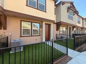 Building Photo - Modern 3BR/2.5BA Townhome in the Heart of ...