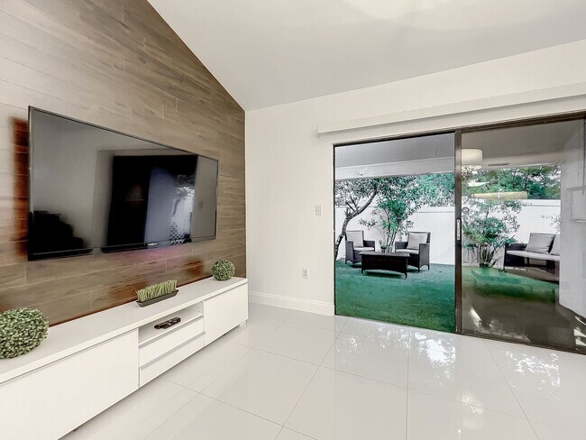 Building Photo - Ernst Court, Orlando, FL 32819 - 2 BR 2.5 BA townhouse