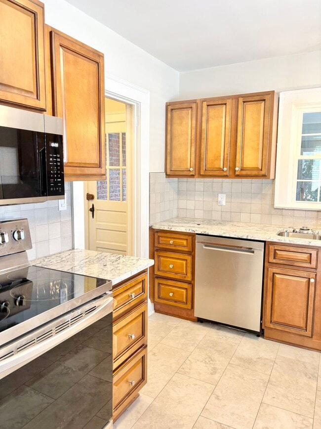 Building Photo - Spacious 3 Bedroom in Reidsville with an Office- Newly Renovated - Lawncare Included!