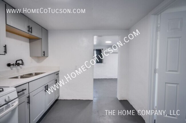 Building Photo - 940 E Florita St
