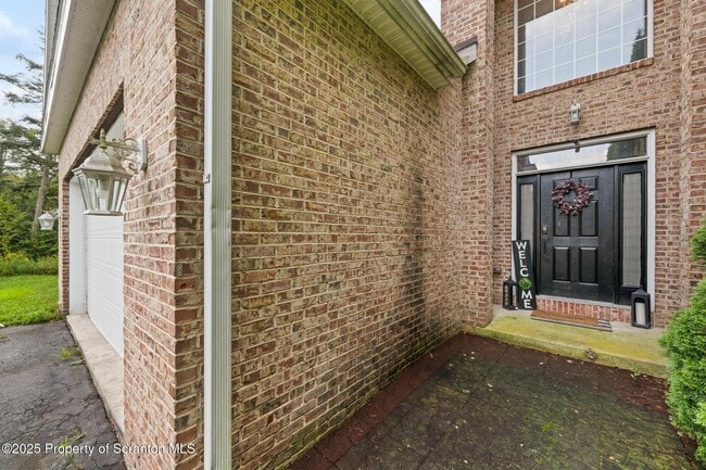 Building Photo - 32 Pine Tree Dr