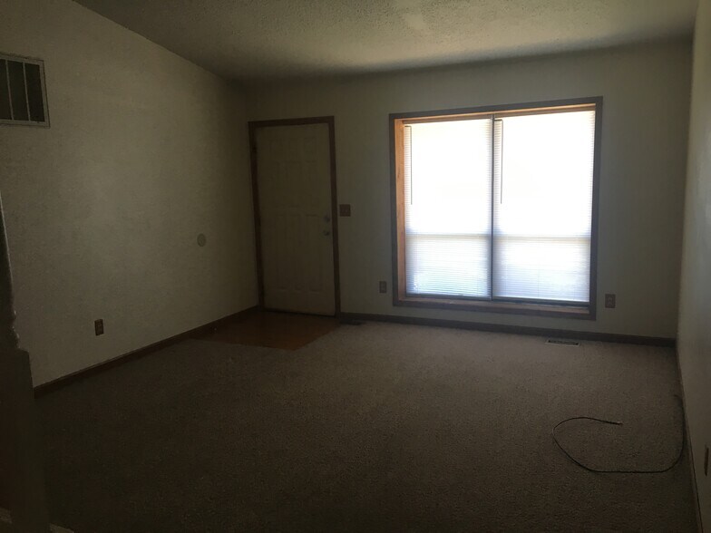 Living Room - 613 Pepper Ridge Ct