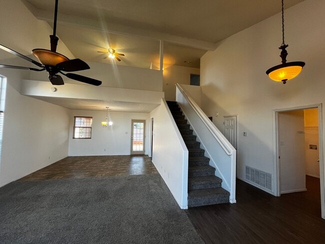 Building Photo - Beautiful 5 bedroom home located in Rio Rancho - Northern and Broadmoor 2200 sq ft