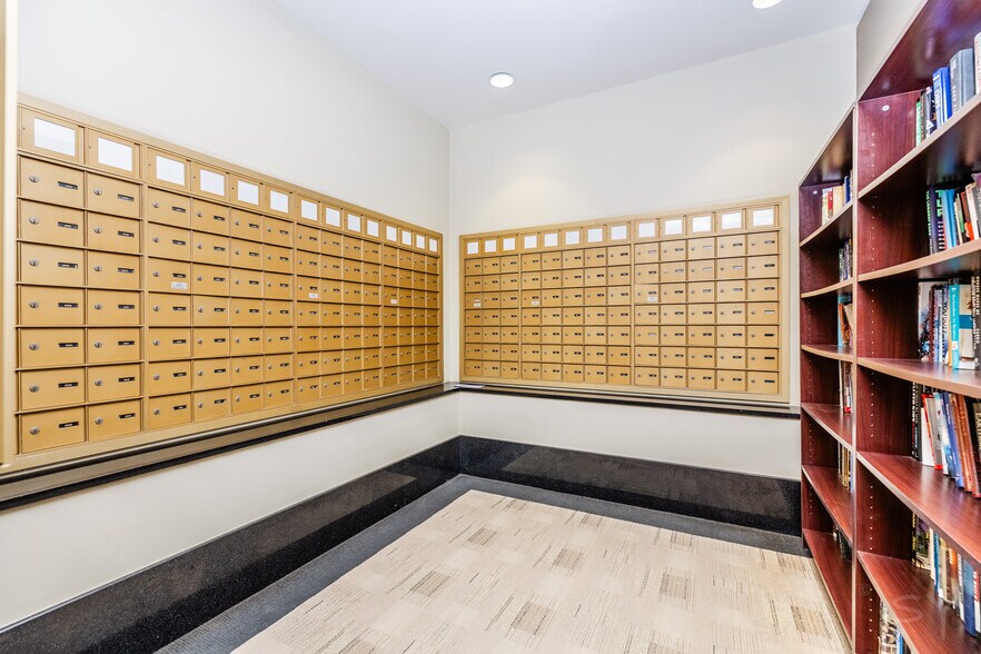 Building Photo - 345 N La Salle Dr