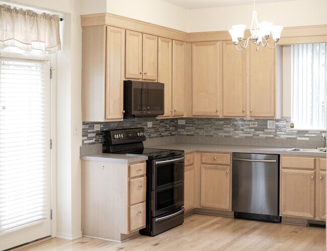 Building Photo - 501 Saddlebrook Ln
