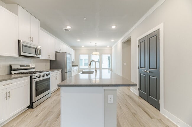 Building Photo - 3-Story 3 Bedroom, 3.5 bath Townhouse in a great community with easy access to PGBT and DNT