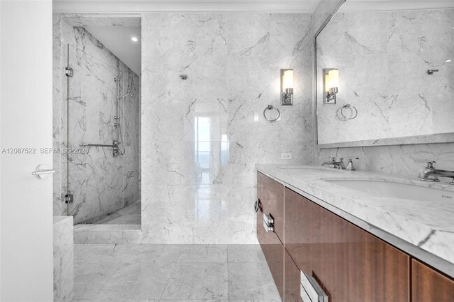 Building Photo - 15701 Collins Ave