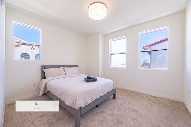 Building Photo - Whitmore Villa.