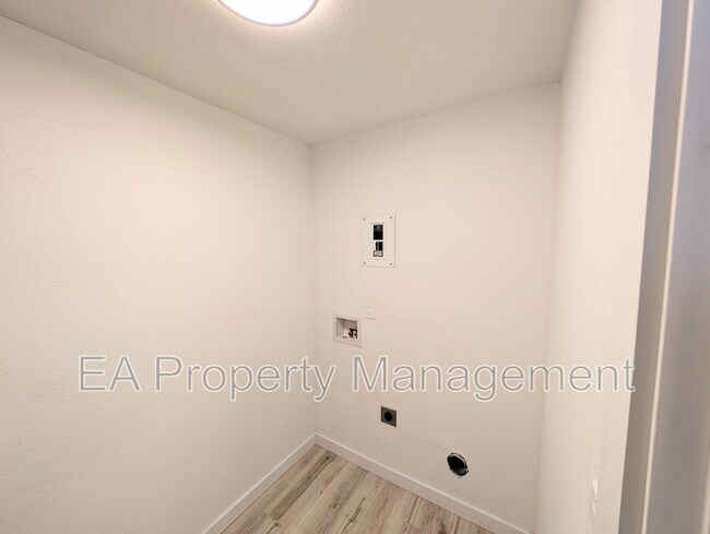 Building Photo - 3712 Bryn Mawr Dr NE