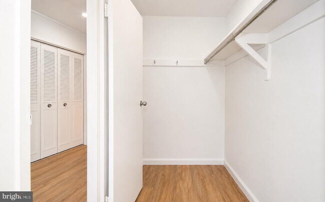Building Photo - 10201 Grosvenor Pl