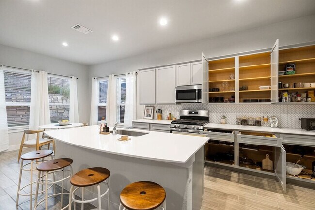 Building Photo - 11102 1/2 Charger Wy