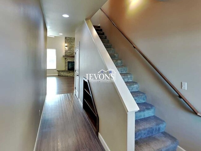 Building Photo - $500 off your first month’s rent!