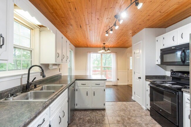 Building Photo - 105 Redbud Dr