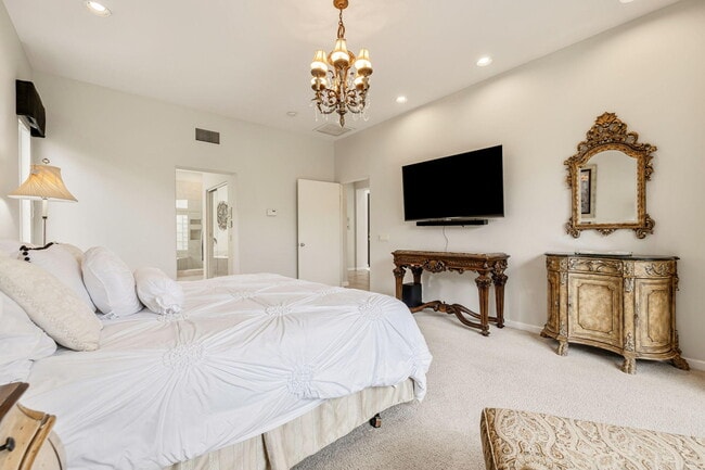 Building Photo - 727 Arrowhead Dr