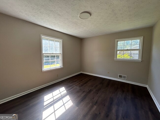 Building Photo - 2000 Forest Dr