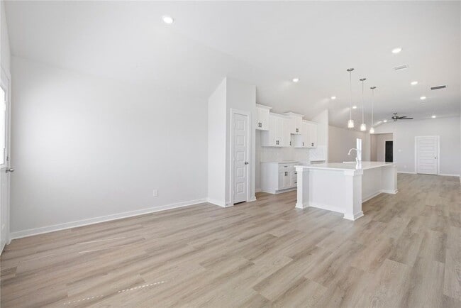 Building Photo - 1122 Elsinore Dr