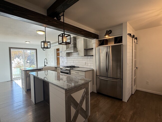 Building Photo - 2447 Roanoke Dr