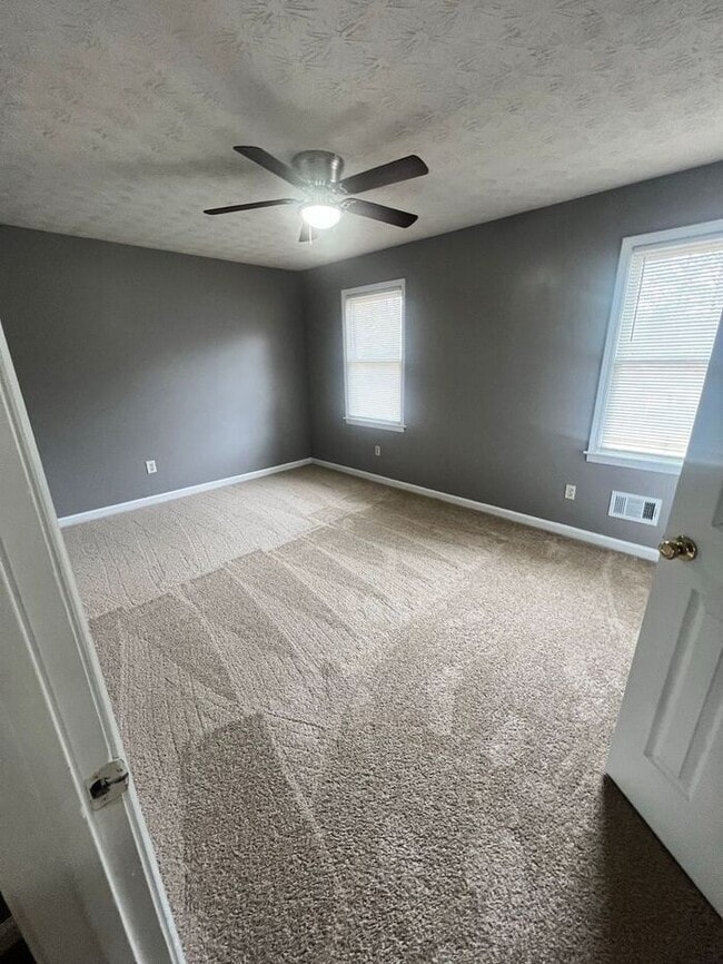 Building Photo - FINALLY a 2 bedroom 1.5 bath townhome available in Lawrenceville!