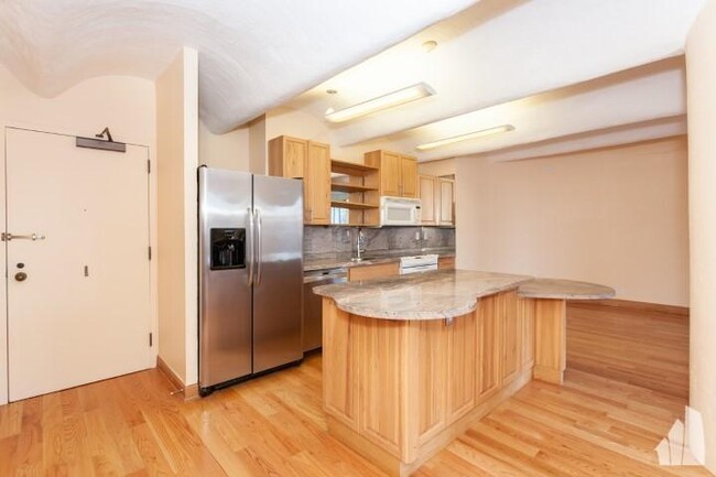 Building Photo - 2 bedroom in Chicago IL 60606