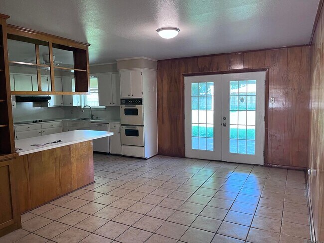 Building Photo - 3135 Woodcrest Dr