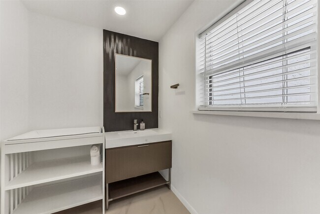 Building Photo - 1813 Crockett St