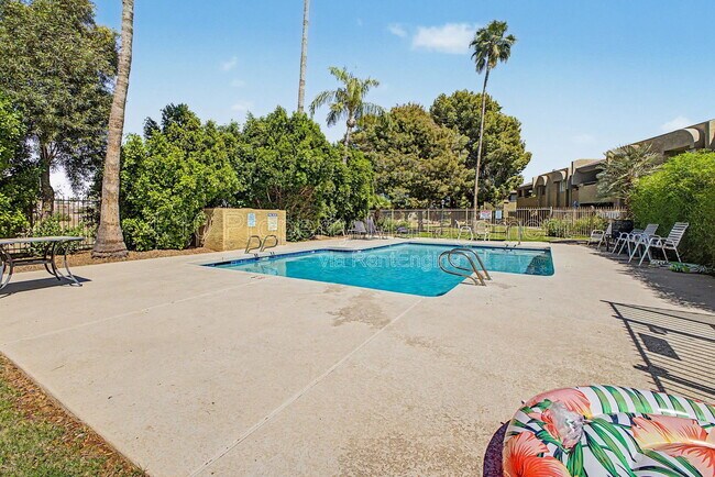 Building Photo - 4050 E Cactus Rd