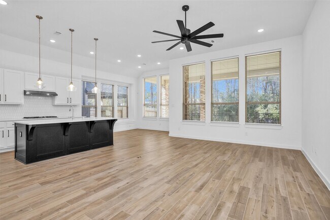 Building Photo - 256 Sky Top Dr