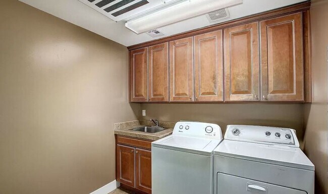 Building Photo - 3 Bed | 3.5 Bath - Biltmore Luxury Townhom...