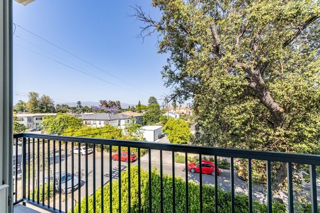 Building Photo - 4445 Auckland Ave