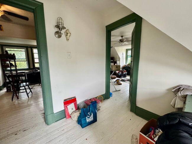 Building Photo - Newly renovated spacious 4 bedroom home in...