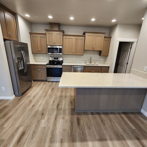 Building Photo - "Stunning 3-Bedroom Townhouse with attache...