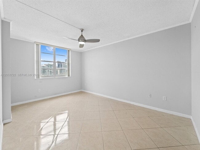 Building Photo - 500 Bayview Dr