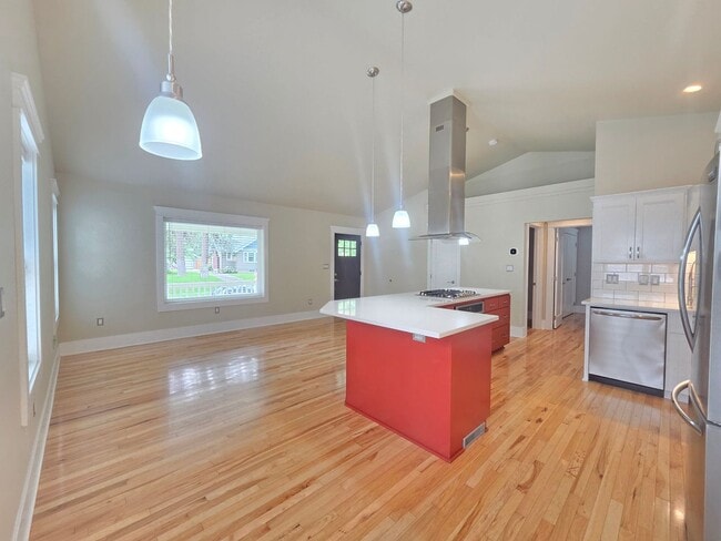 Building Photo - $2,600 - 3 Bed / 2 Bath Beautiful Craftsman Home by Manito Park