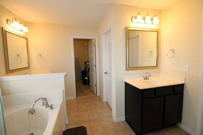 Building Photo - 870 Cormier Dr