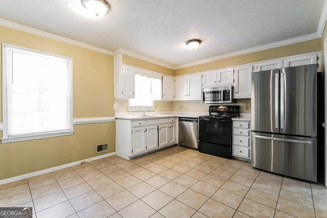 Building Photo - 2432 Hillboro Cir S W