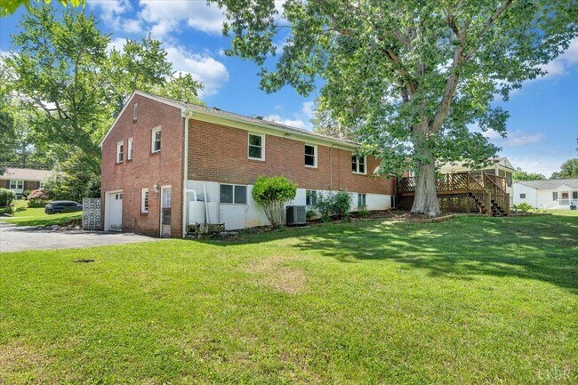 Building Photo - 405 Oakland Cir