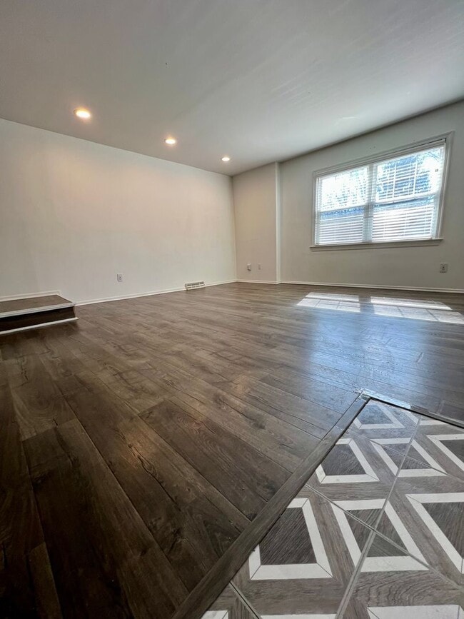 Building Photo - Gorgeous 3-Bedroom Home with Finished Basement in Havertown! Available NOW!