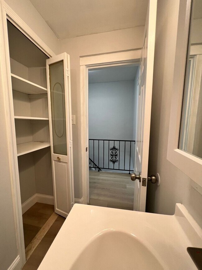 Building Photo - Beautiful & spacious 3b/1.5b home