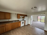 Building Photo - Charming 3 Bedroom 1 1/2 Bathroom Home. in...