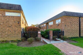 Building Photo - 637 Cove Rd