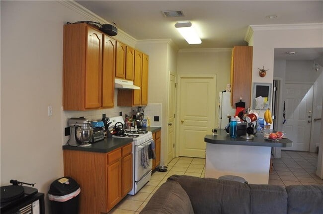 Building Photo - 609 E 49th St