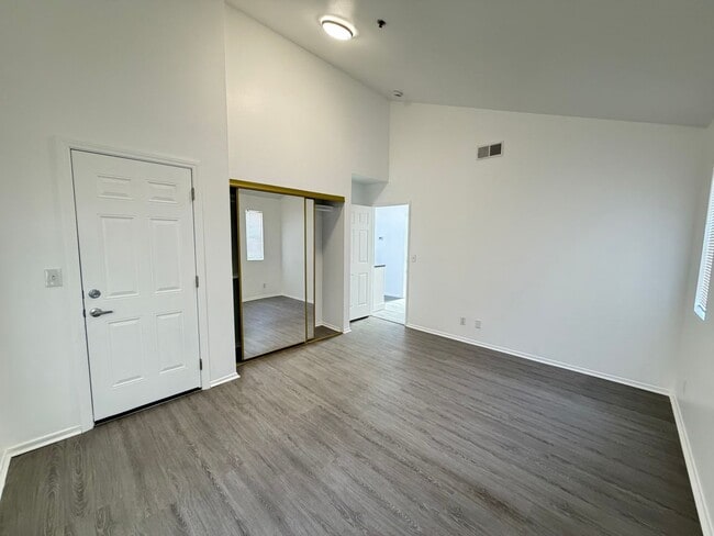 Building Photo - 607Ynez