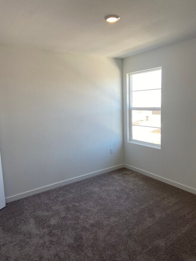 Building Photo - 4 Bdrm, 2.5 bath Solar home - Pradera Ranch Community