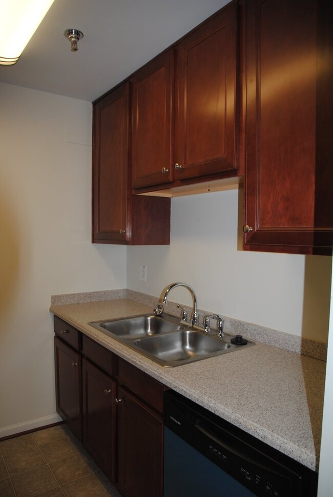 Building Photo - Upscale 2 BDRM, 2 BATH Condo in N. Stafford