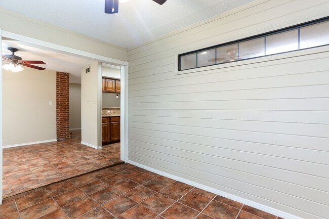 Building Photo - 2Bd Condo in Gated Community! Available No...