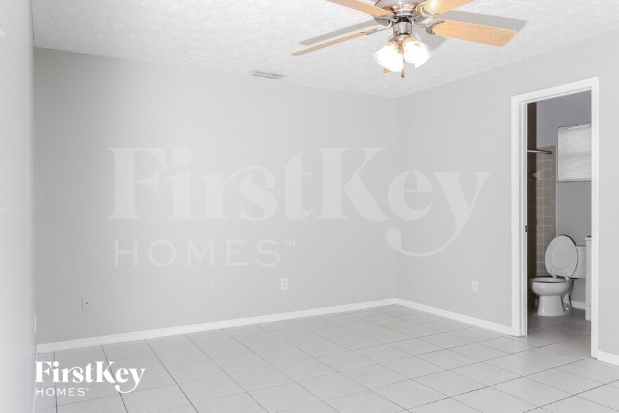 Building Photo - 462 SE Streamlet Ave